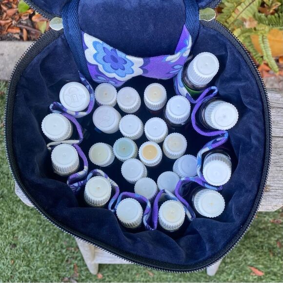 Lot of 25 Young Living Essential Oils & Abrazo Designs Diffuser Carrying Case - Picture 4 of 10